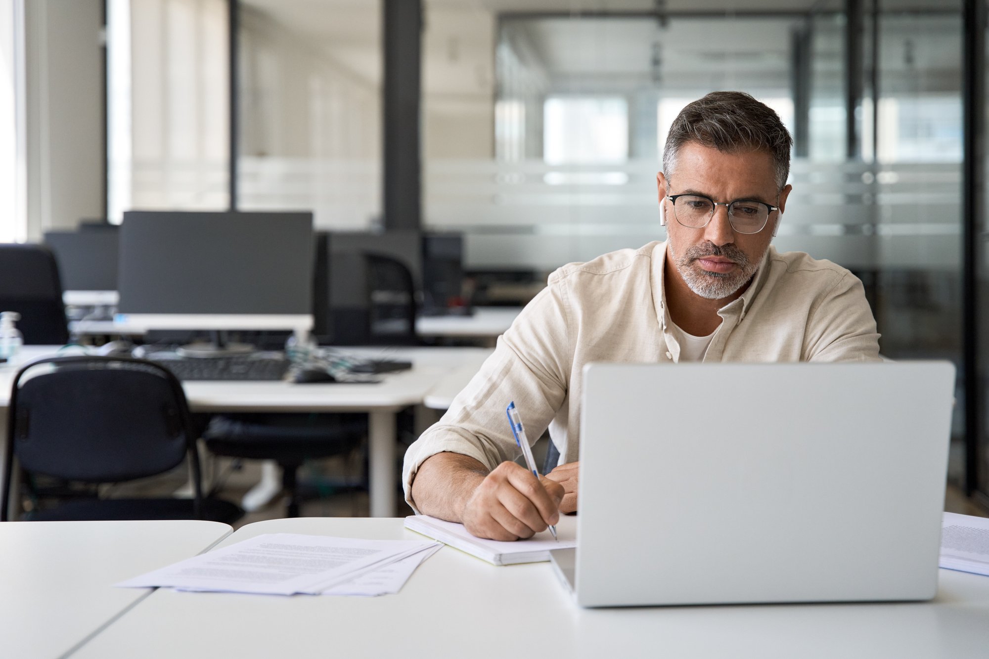 Man on laptop AdobeStock_606455594 Man on laptop AdobeStock_606455594